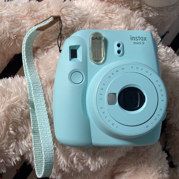 Fujifilm Instax Mini 9 with Case - Picture 3 of 11